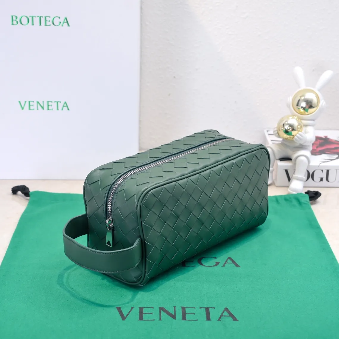 Batch 1280 BOTTEGA VENETA 2024 new INTRECCIATO classic toiletry bag, the choice of discerning people. The low-key luxury quality is the interpretation of its brand. If you like low-key BV, it is the first choice~~ Style number: 7799 Size: 26*13*10cm